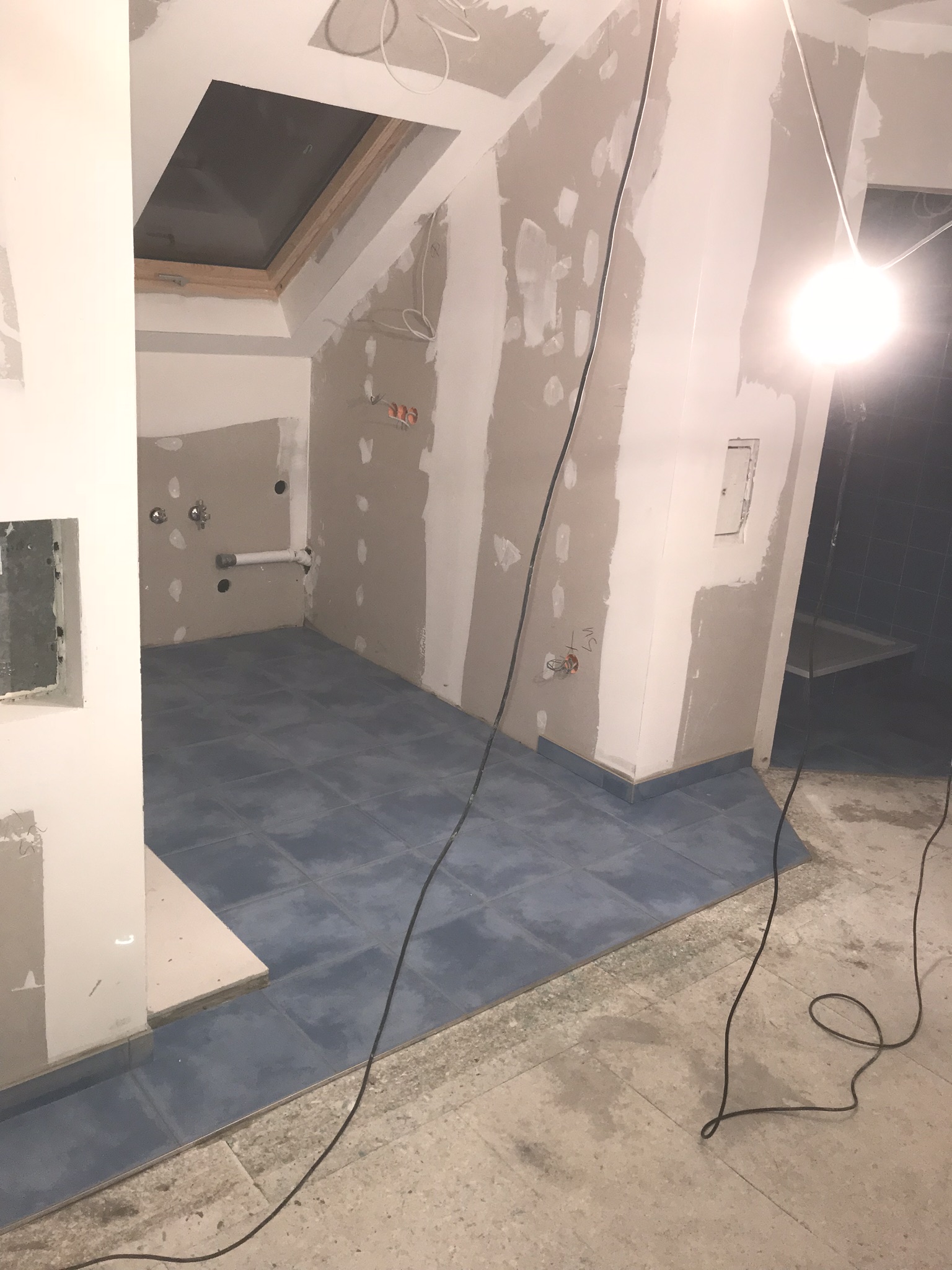 Fliesenarbeiten bei einer Bad- und Küchensanierung in Untertürkheim vorher