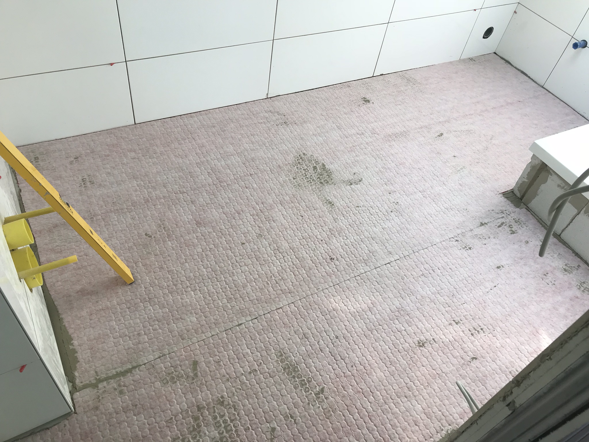Fliesensanierung in Stuttgart-Untertürkheim mit entkoppeltem Aufbau auf Balken-Dielen-Boden vorher