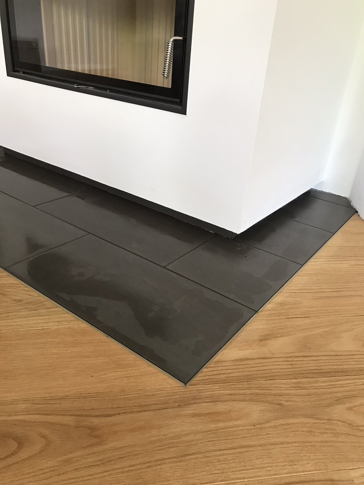 Fliesenarbeiten in einer Stadtvilla in Stuttgart mit hohen Decken und offenen Räumen vorher