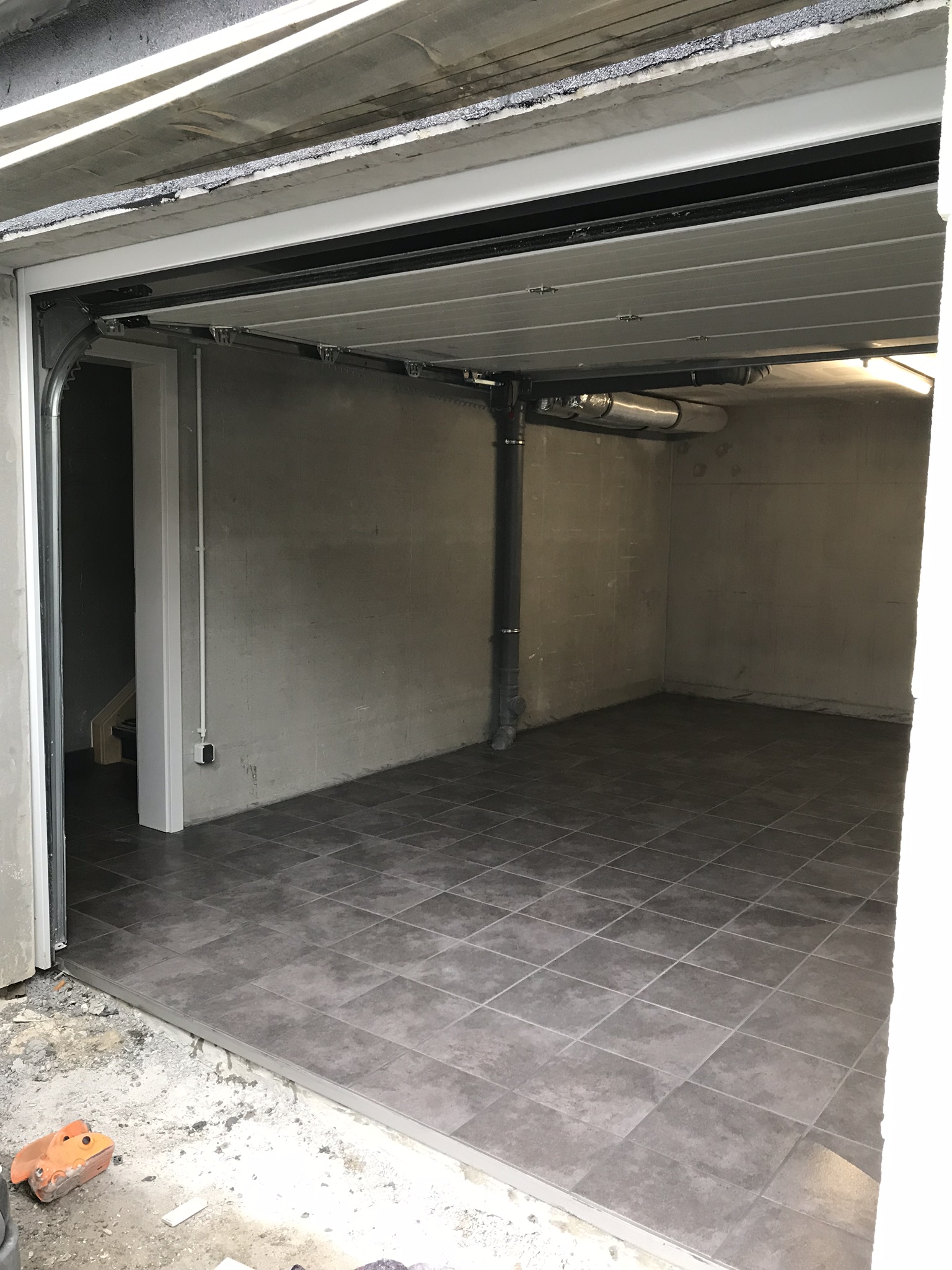 Garagensanierung in Backnang mit Verbundestrich und Fliesenbelag im Buttering-Floating-Verfahren nachher