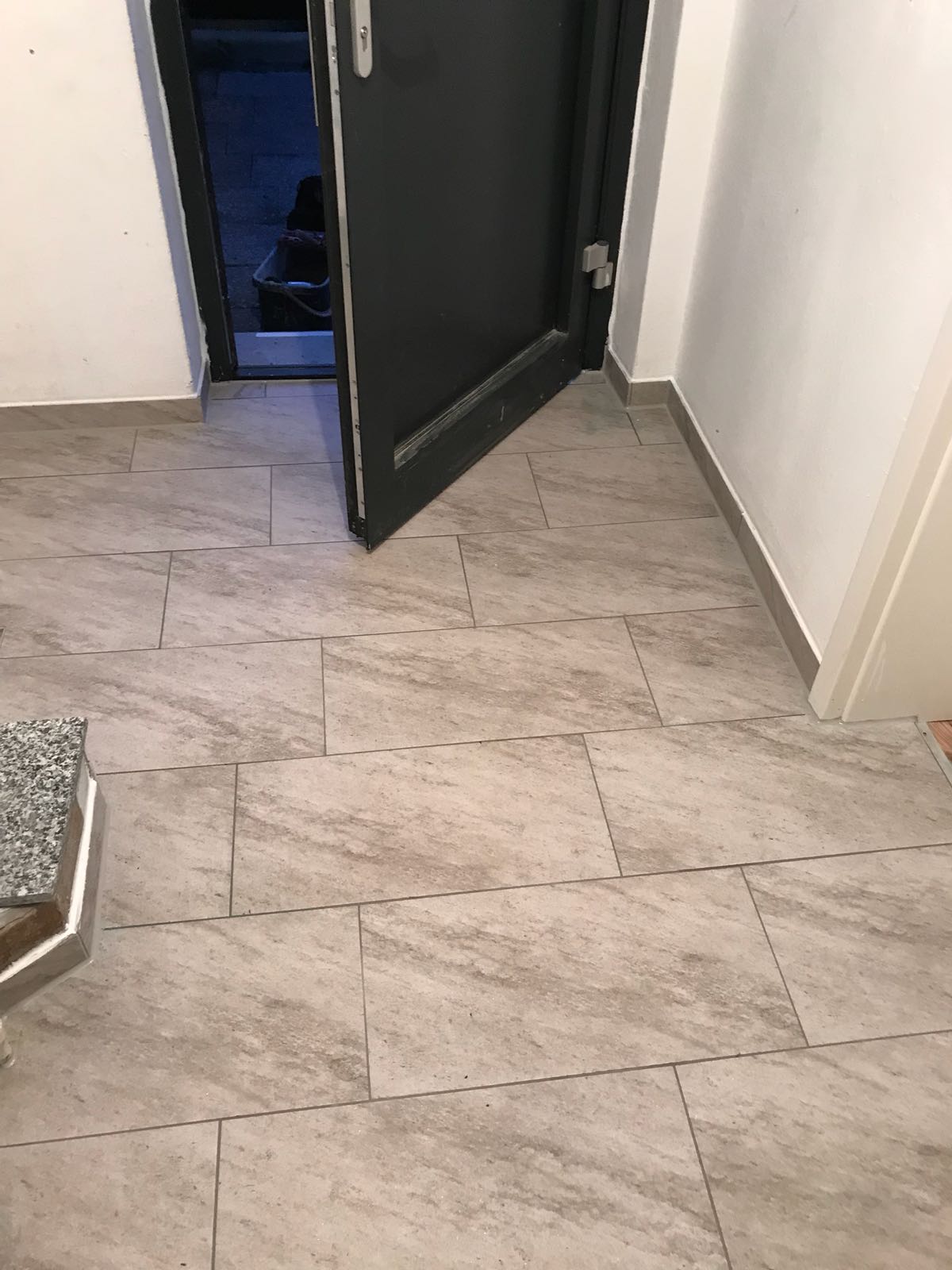 Sanierter Treppenhausbereich in Obertürkheim mit neuem Bodenbelag, Sauberlaufmatte und rutschhemmenden Treppenstufen vorher