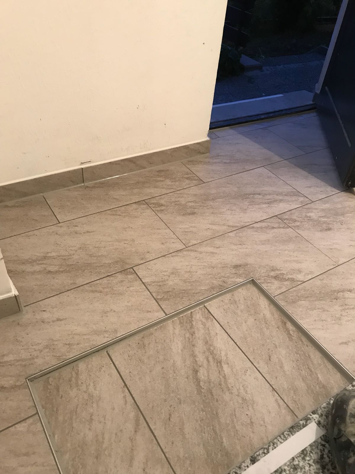 Sanierter Treppenhausbereich in Obertürkheim mit neuem Bodenbelag, Sauberlaufmatte und rutschhemmenden Treppenstufen nachher