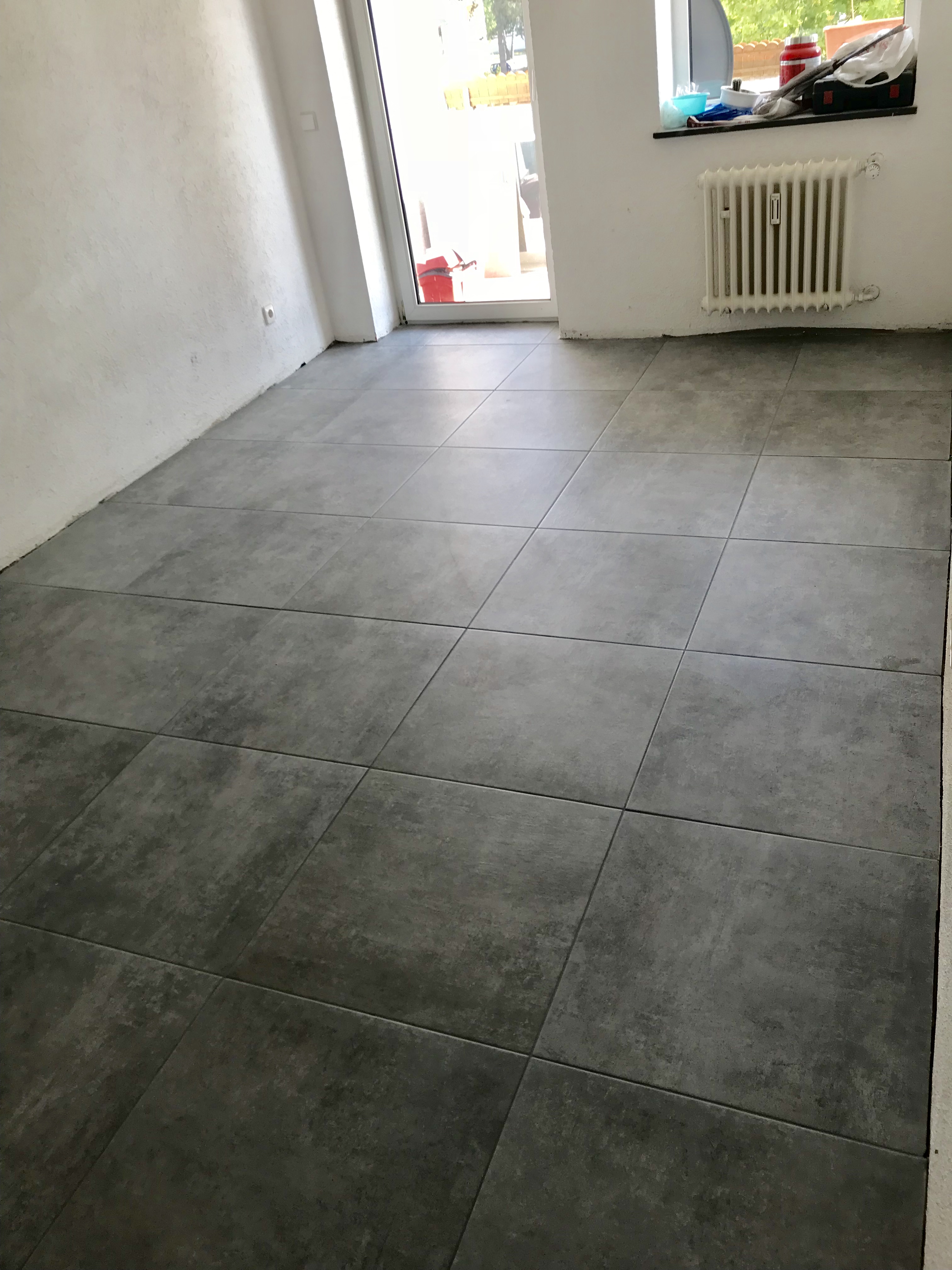 Neu verlegter Bodenbelag in einer Wohnung in Esslingen mit Holzsockelleisten vorher