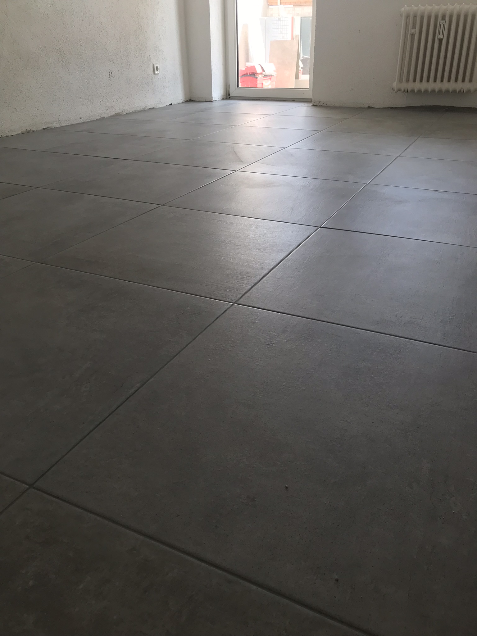 Neu verlegter Bodenbelag in einer Wohnung in Esslingen mit Holzsockelleisten nachher