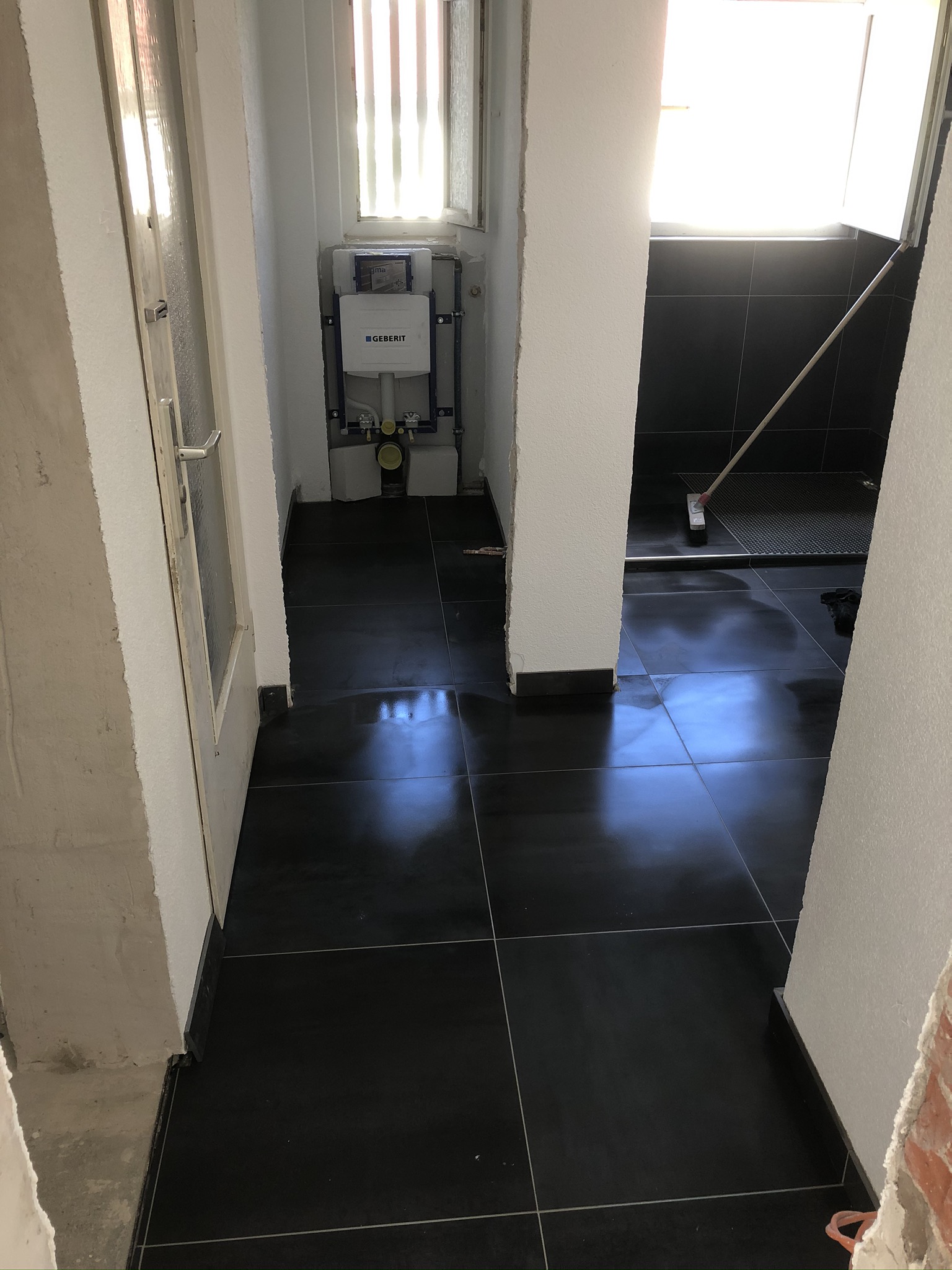 Wohnungssanierung in Fellbach mit neuem Estrich, bodengleicher Dusche und Fliesenarbeiten in Bad, WC und Küche nachher